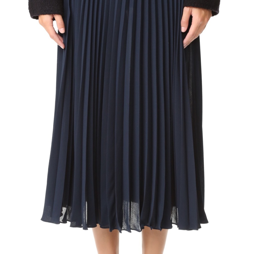 Vince sz 6 Elegant Navy Pleated Skirt